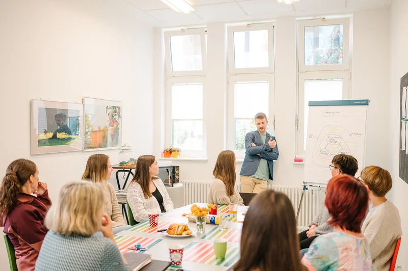 Praxisteam sitzt an einem Tisch