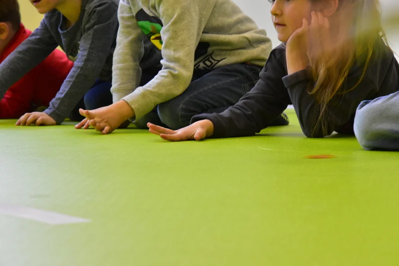 Kinder in einer Gruppentherapie sitzen auf dem Boden